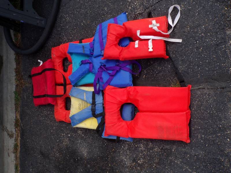 lot 142 image: 6 Life Jackets and Boat Cushion