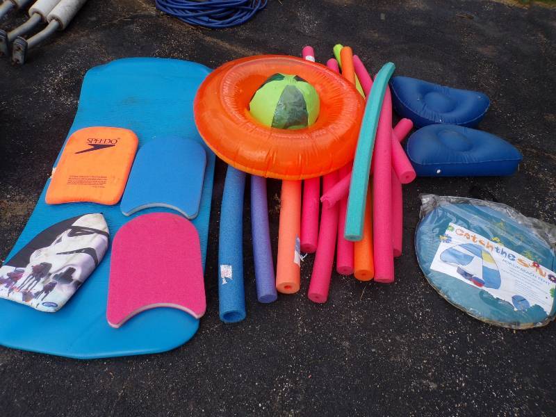 lot 150 image: Water Toys