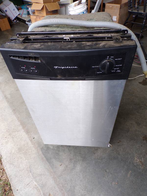 lot 157 image: Frigidaire Dish Washer