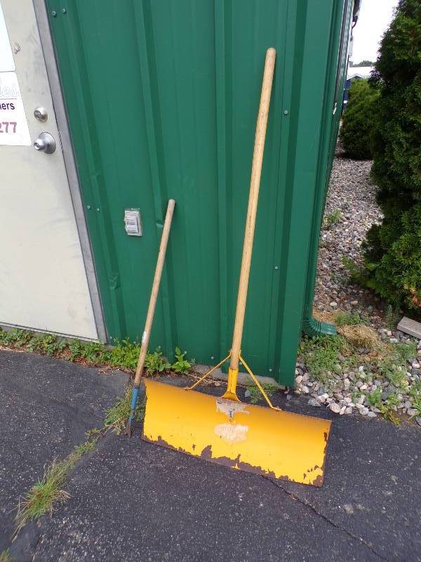 lot 170 image: Heavy Duty Snow Shovel And Weedier