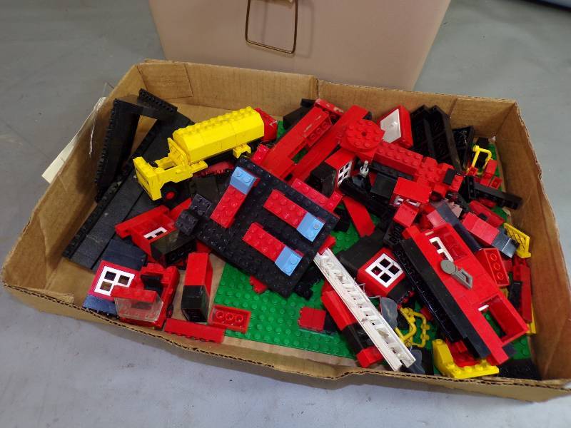lot 174 image: Vintage Legos