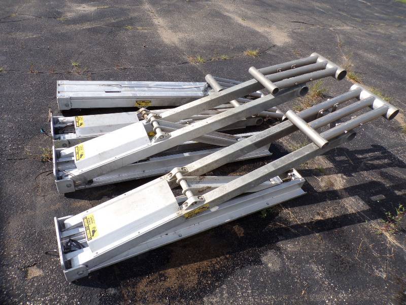 lot 4 image: TOON UPS Electric Pontoon  Legs with  Controls