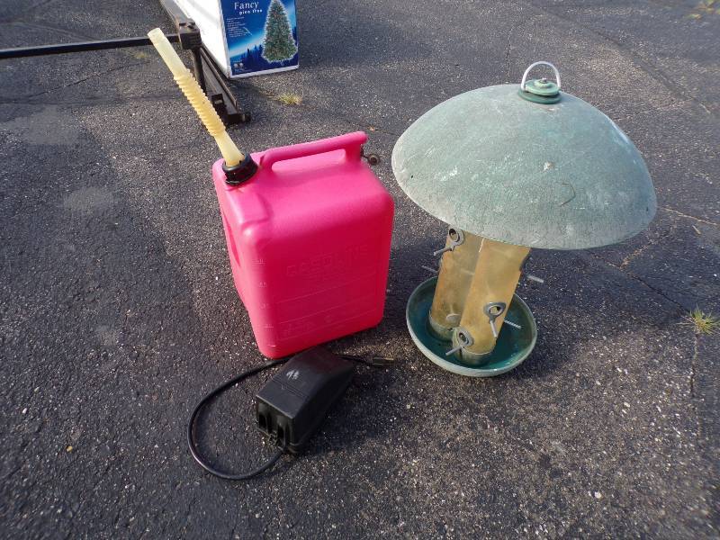 lot 206 image: 5 Gas Can, Bird Feeder and Outdoor Timers