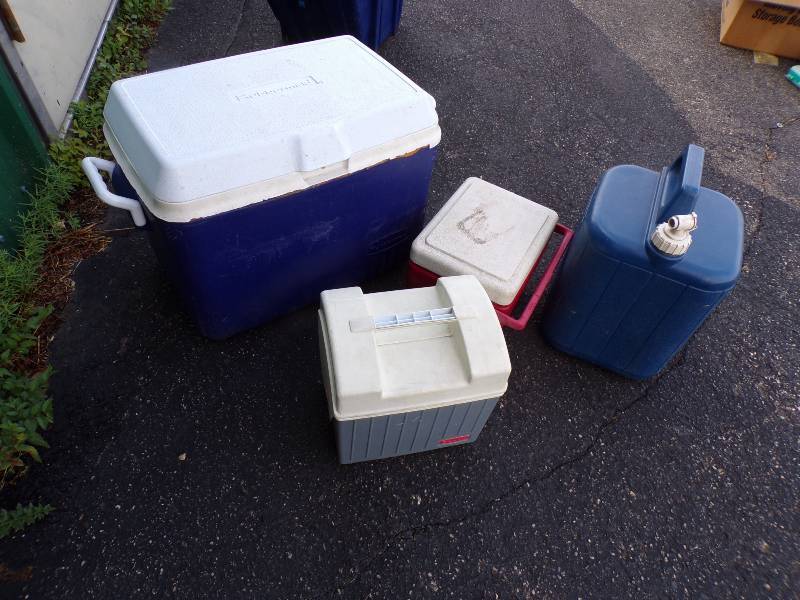 lot 211 image: 3 Coolers and Water Jug