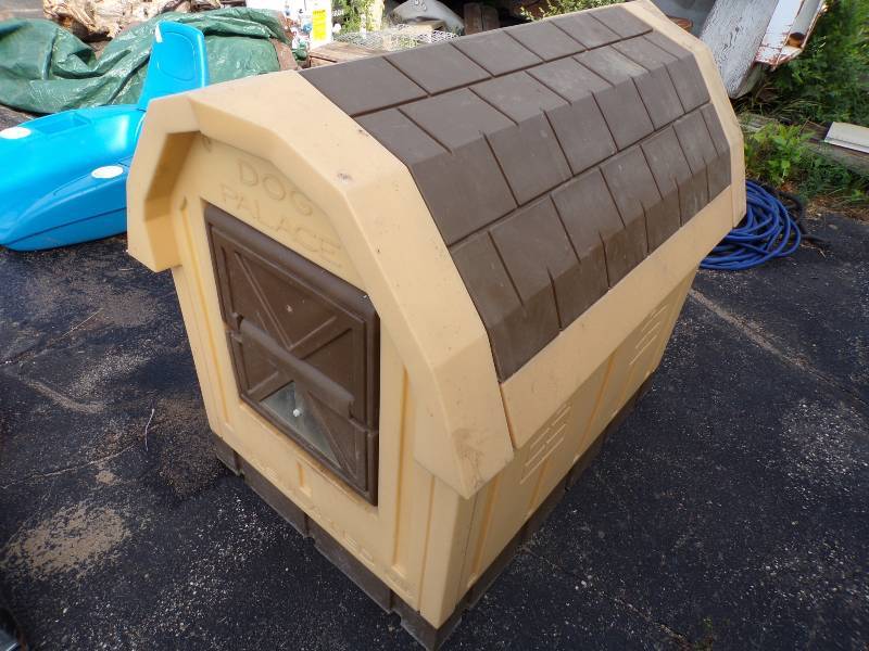 lot 214 image: Large Heated Dog House