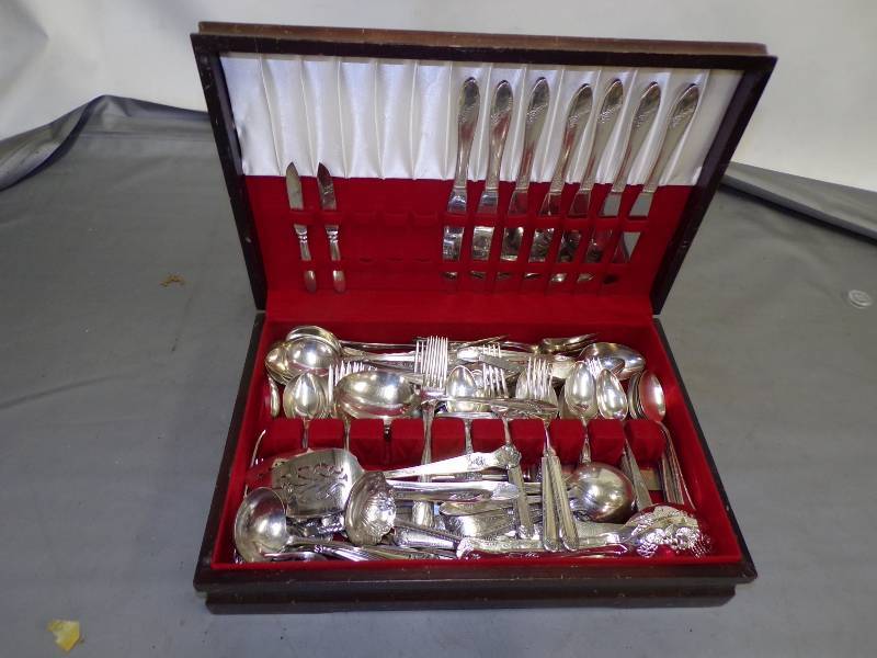 lot 242 image: Silverware Set with wood Case