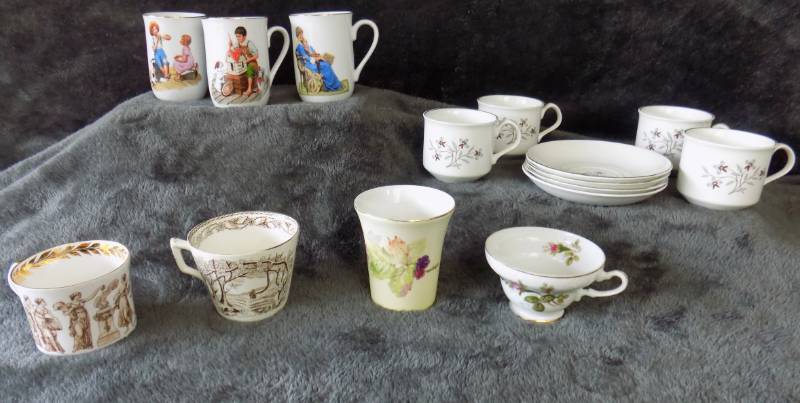 17 pieces - Collectable Cups, Salt Crystal Lamp & Snow Globe