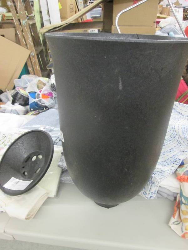 lot 13 image: Planter- needs work...