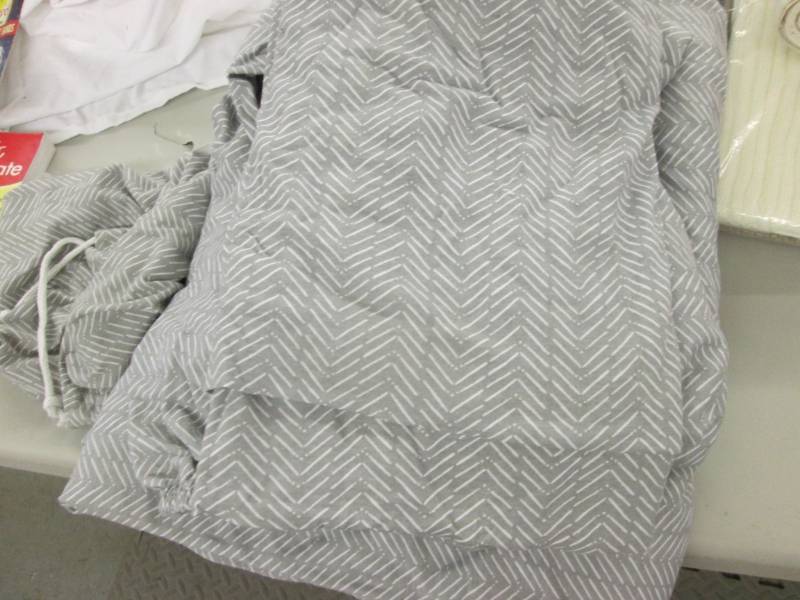 lot 14 image: Twin Sheet Set...