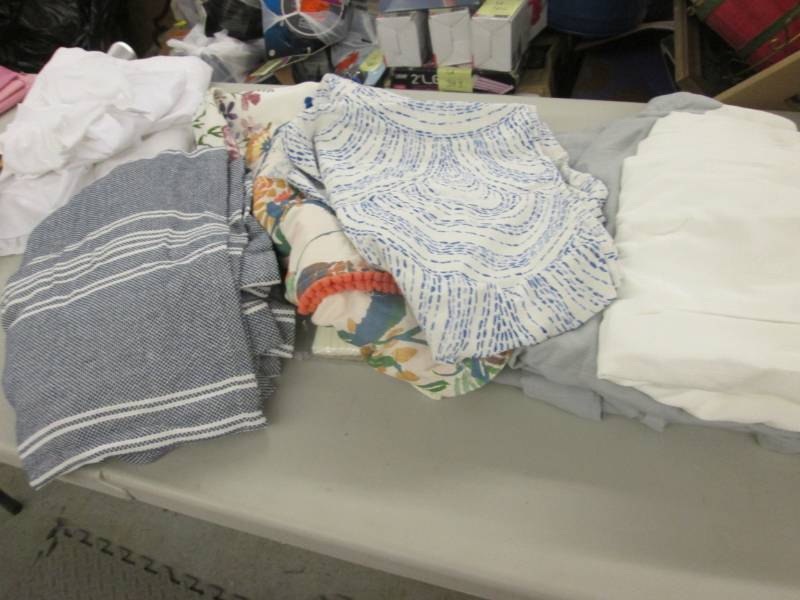 lot 15 image: Curtains, Shower curtain, Sheets, T...
