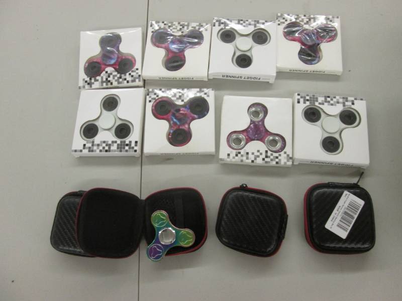 lot 31 image: Lot of 12 Fidget Spinners...