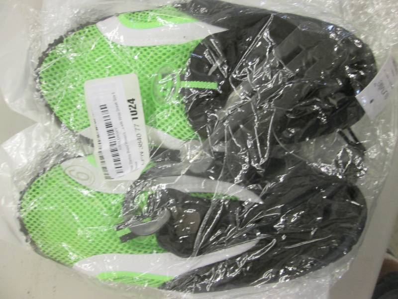 lot 40 image: 2 pr StarBay Womens Size 6 Water S...