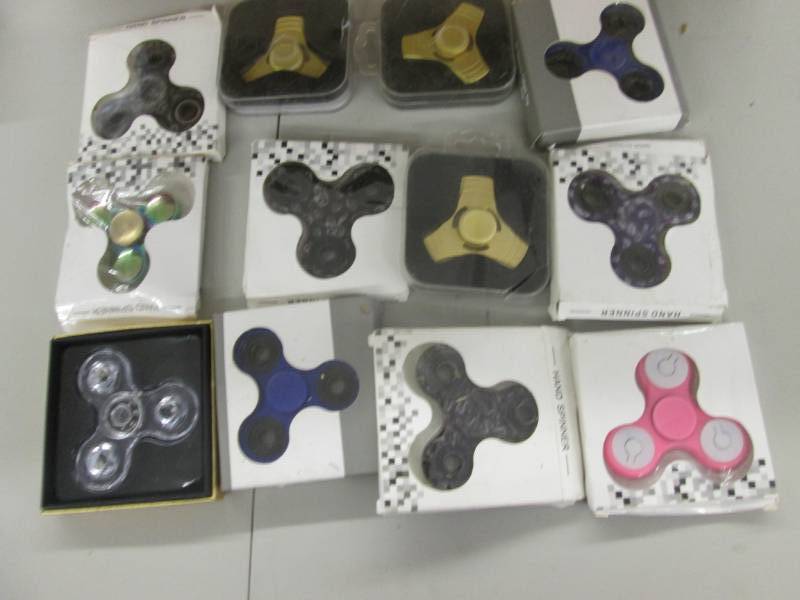 lot 95 image: Lot of 12 Fidget Spinners...