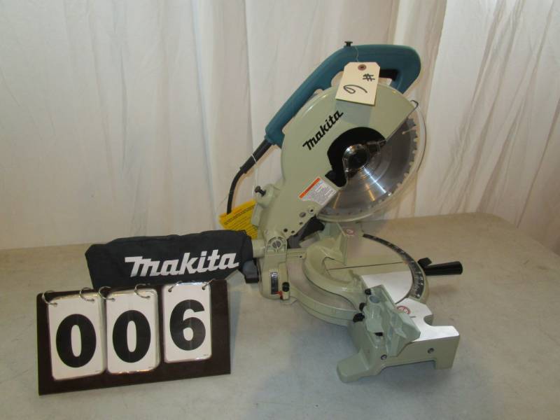 lot 6 image: Makita 10 Compound Miter Saw