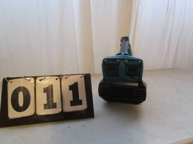 lot 11 image: Makita Cordless Blower
