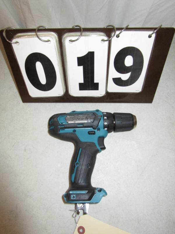 lot 19 image: Makita CXT 38 Cordless Drill