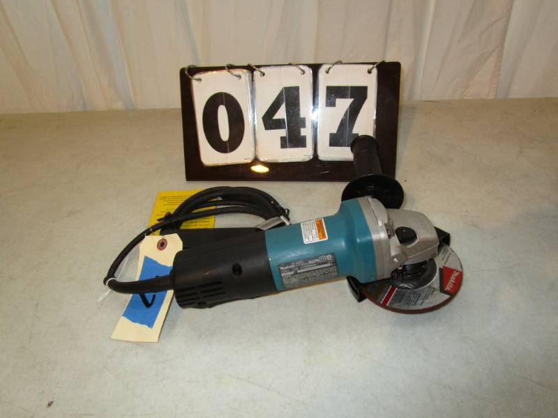lot 47 image: Makita 4-12 Angle Grinder