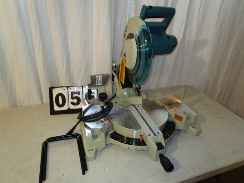 lot 56 image: Makita 12 Compound Miter Saw