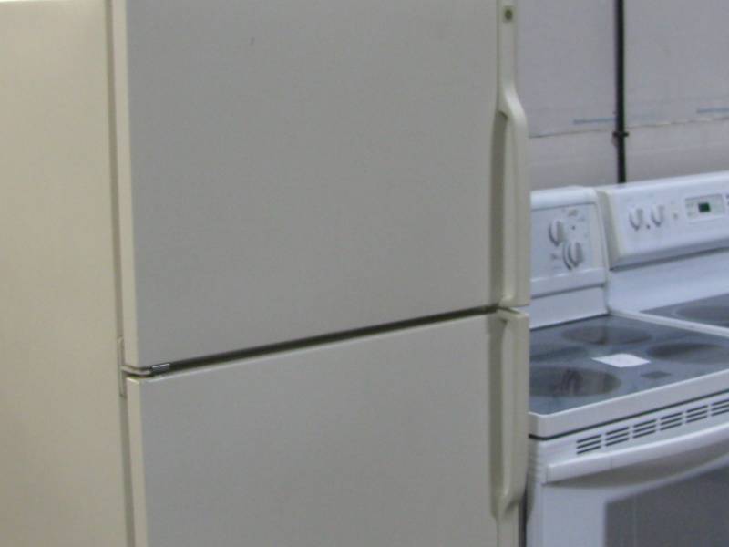 lot 4 image: General Electric Refrigerator