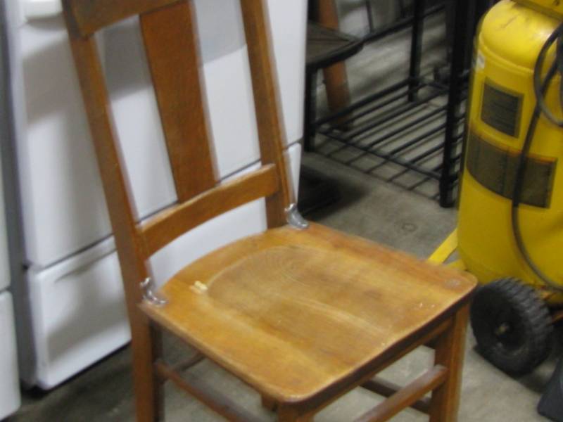 lot 5 image: Vintage Oak Chair