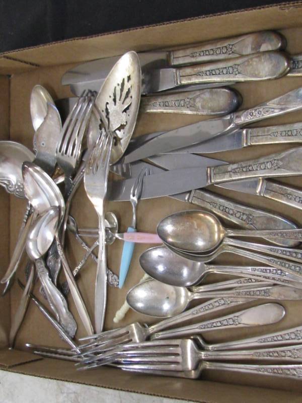 lot 24 image: Wm. Rogers Flatware
