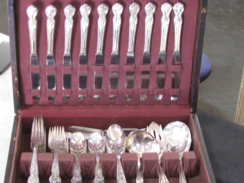 lot 25 image: Wm. Rogers Flatware Set
