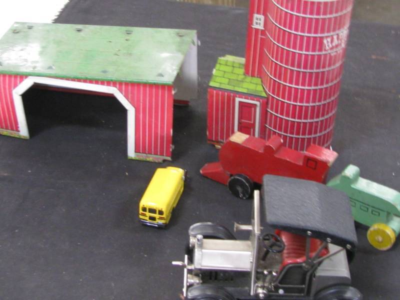 lot 38 image: Misc Tin Toys