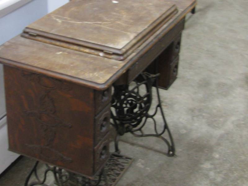 lot 64 image: Singer Sewing Machine