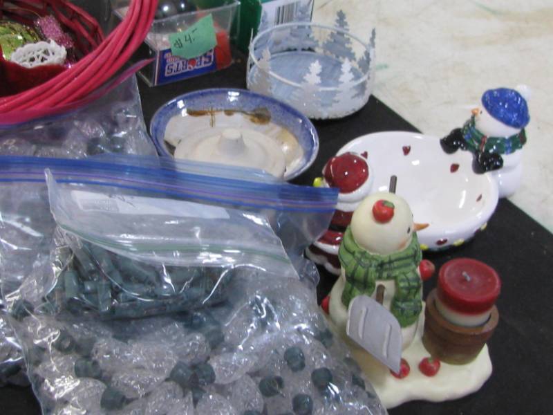lot 82 image: Christmas Decor
