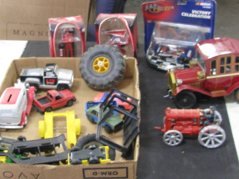 lot 102 image: Cast Iron Tractor