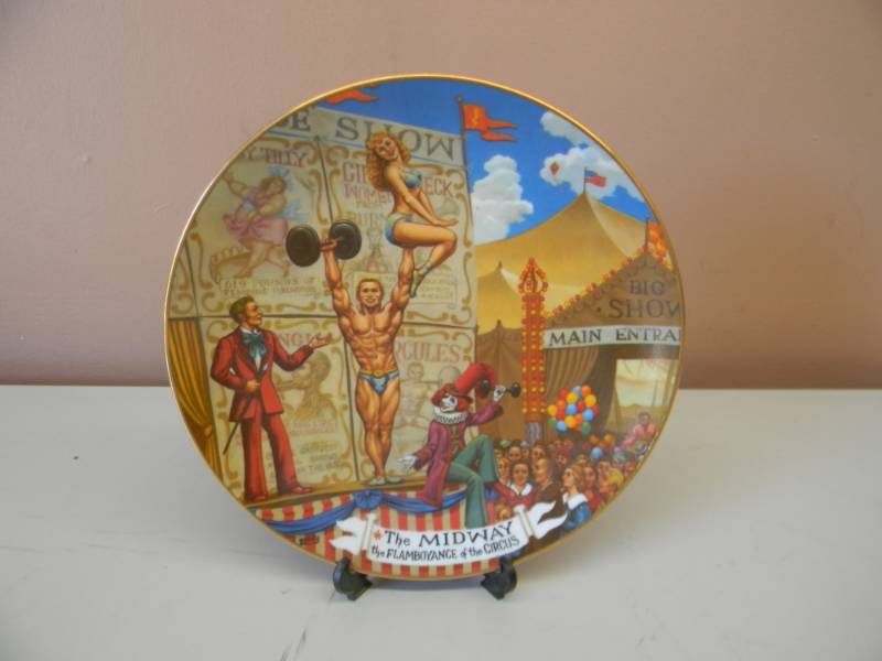 lot 16 image: VINTAGE 1981 - THE MIDWAY THE FLAMBOYANCE OF THE CIRCUS THE GREATEST SHOW ON EARTH PLATE COLLECTION - RARE NICE PIECE - WSTAND - SEE PICTURES