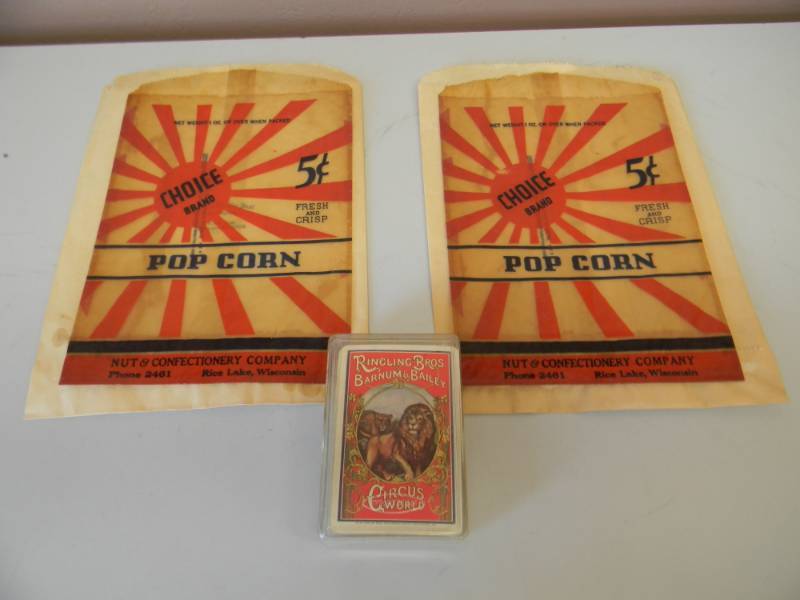 lot 26 image: VINTAGE 1973 LION DESIGN RINGLING BROS BARNUM & BAILEY PLAYING CARDS FULL SET IN BOX - WITH 2 VINTAGE 5 CENT CIRCUS POPCORN BAGS - SEE PICTURES