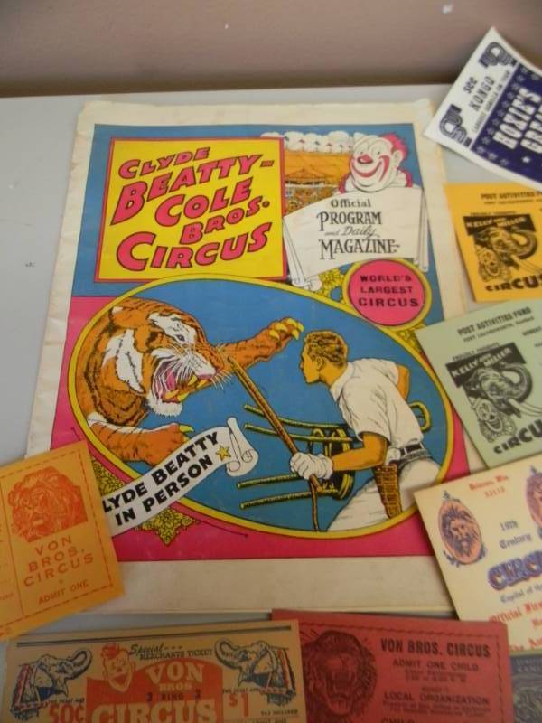 lot 28 image: VINTAGE COLLECTION OF CIRCUS TICKETS & PROGRAM - SEE PICTURES