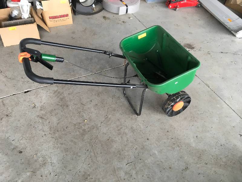 lot 135 image: Scotts Speedy Green 3000 Push Spreader