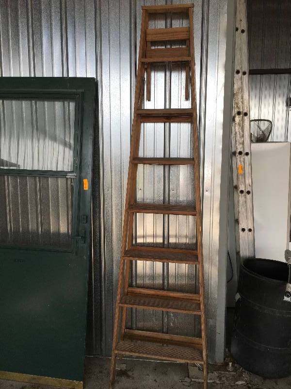 lot 162 image: Keller W2 Series Model W2-8 8 Wood Step Ladder Type II
