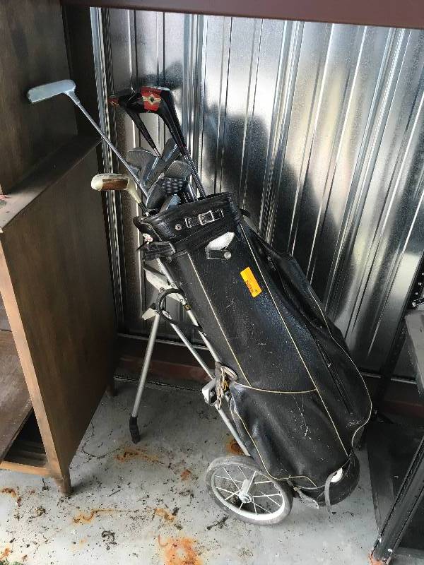 lot 182 image: Golf Clubs W Bag