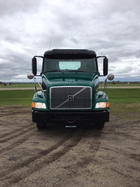 lot 2 image: 1999 Volvo Daycab Semi