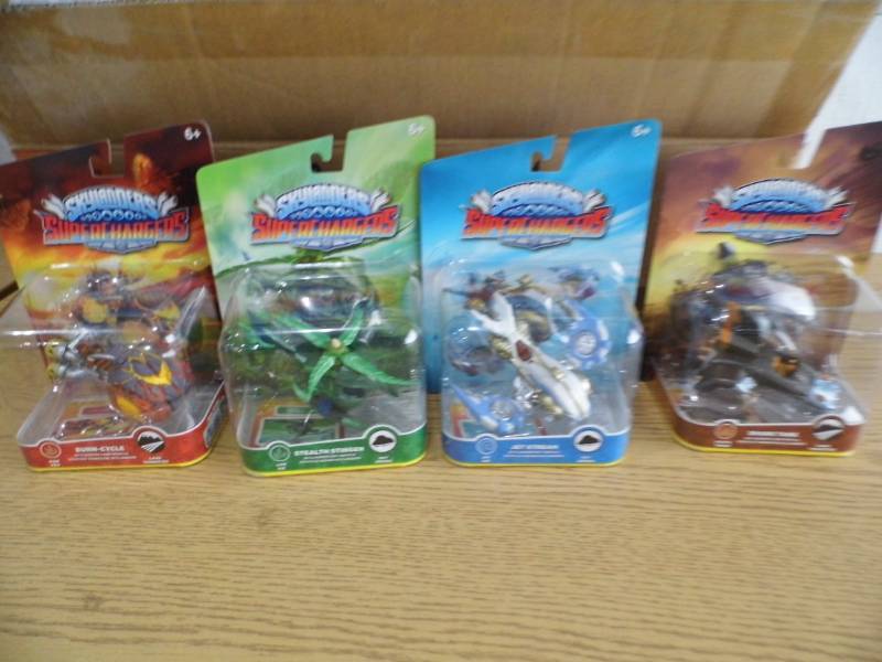 Lot of 12 Skylander AictioN Figures