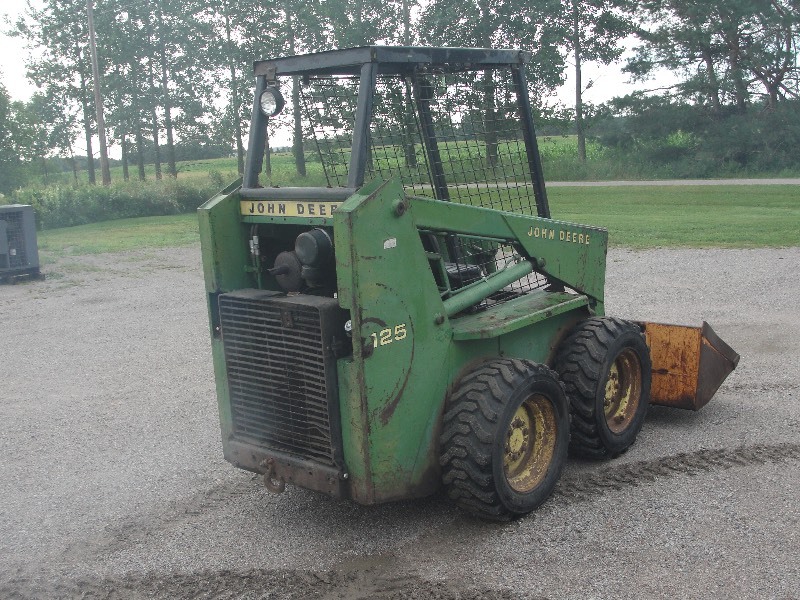 lot 3 image: JOHN DEERE  125 SKID STEER