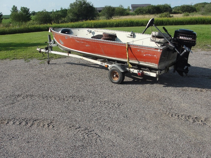 lot 4 image: 1980  LUND 15 FT. ALUMINUM FISHING BOAT W TRAILER
