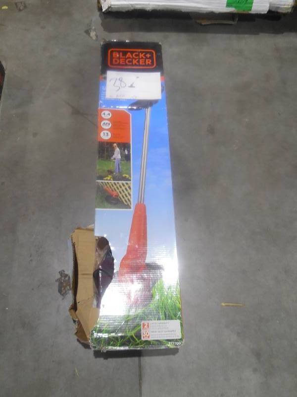 lot 38 image: BLACKDECKER 13 in. 4.4 Amp Corded Electric Straight Shaft Single Line 2-in-1 String Grass TrimmerLawn Edger