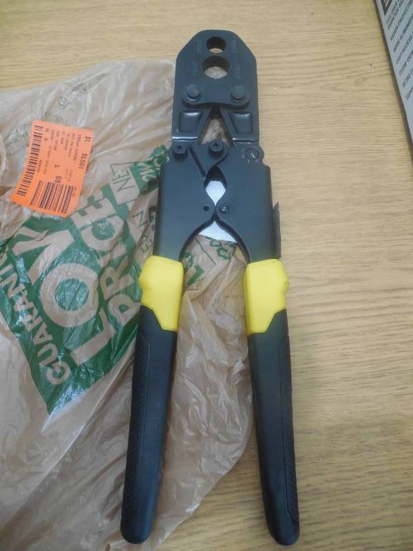 lot 40 image: Apollo 12 in. and 34 in. PEX Crimp Tool