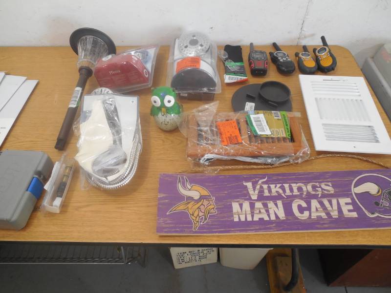 lot 91 image: Assorted box lot of goodies