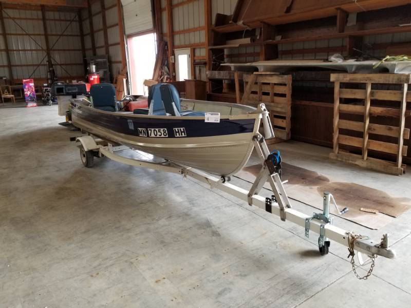 lot 4 image: Starcraft 3-Seat Fishing Boat with Mercury 7.5hp Motor, Single Axle Trailer