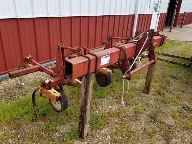 lot 3 image: International Farm Field Cultivator