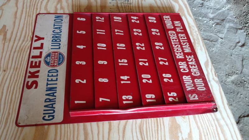 lot 8 image: Skelly 6 row metal sign