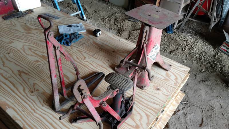lot 49 image: Antique Skelly Tire remover