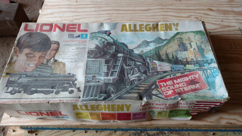 lot 68 image: Lionel Train Set in Original Box