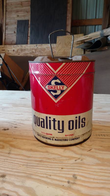 lot 79 image: Skelly 5 gallon can
