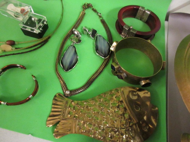 lot 302 image: ASSORTED COSTUME, STERLING AND GEMSTONE JEWELRY